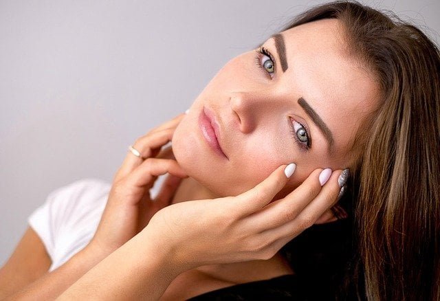 femme avec une belle peau